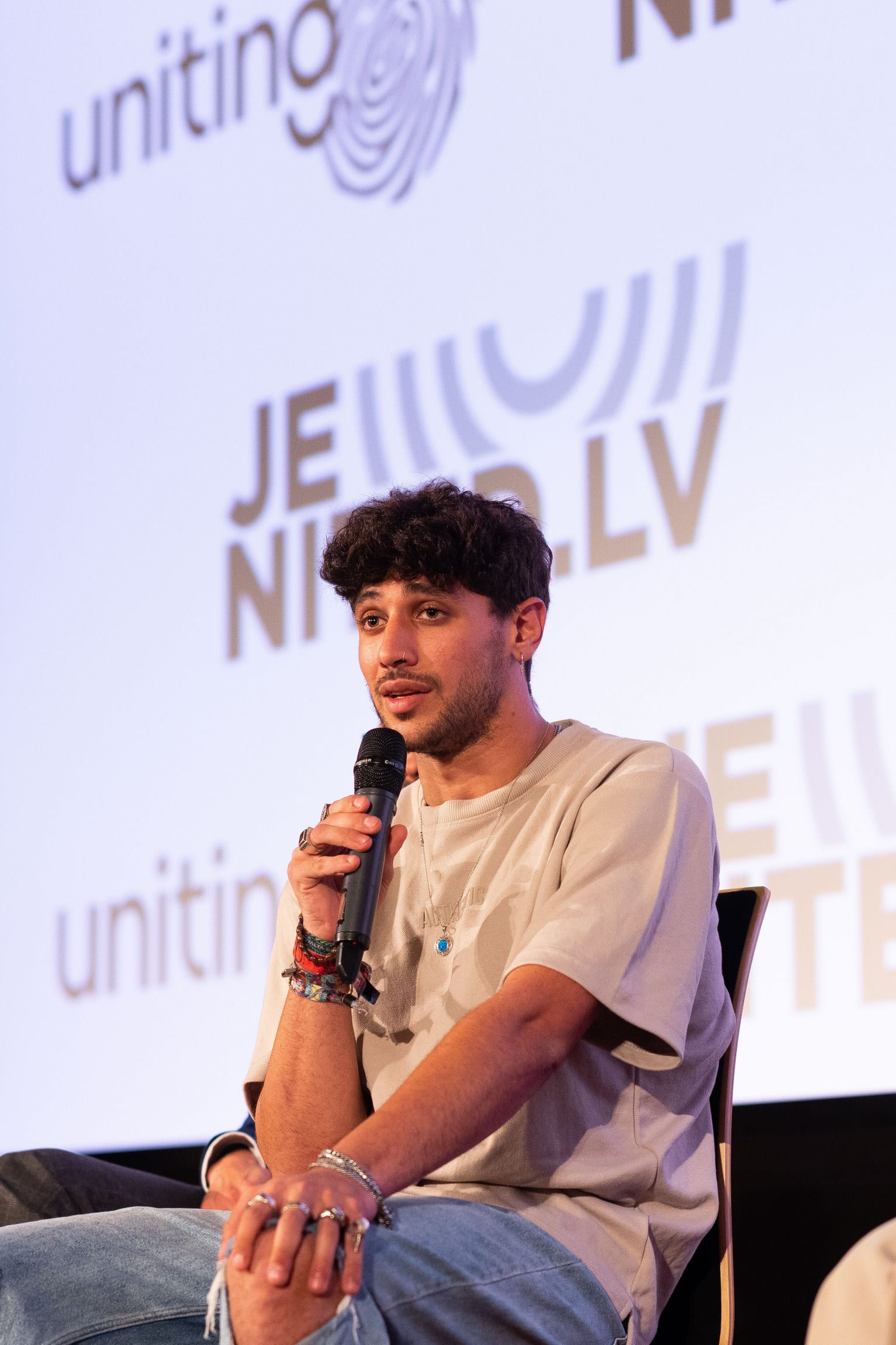 Nova Festival survivor speaking at a JEWNITED.LV event
