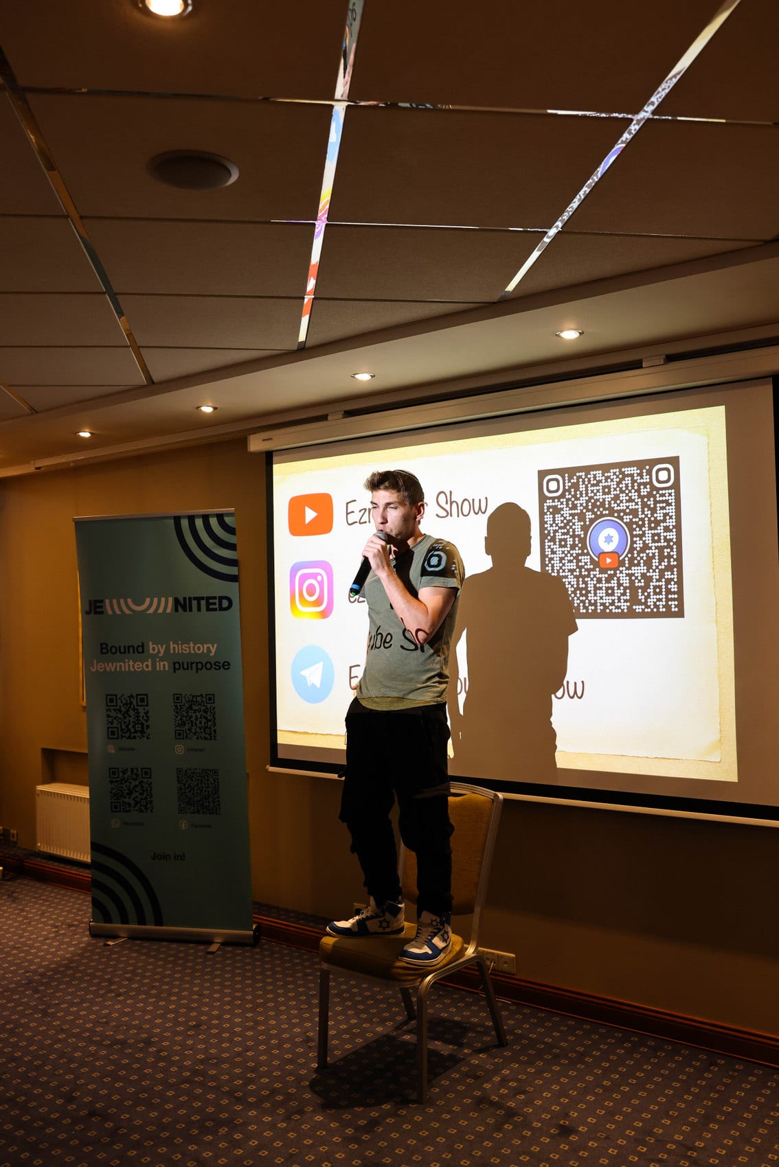 Ezra Mor speaking at a JEWNITED.LV lecture, August 2025